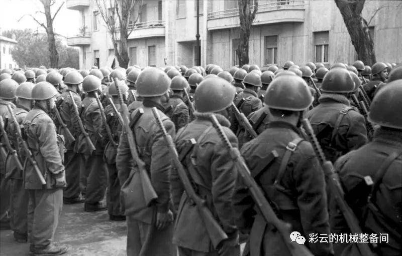 老照片：1963年在两德边境联合巡逻的美军和西德边防警察