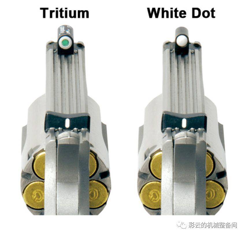 握把可折叠，可卡在腰带上携带的“马格南”转轮手枪