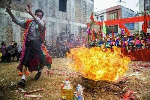 韩国人是怎么「跳大神」的？